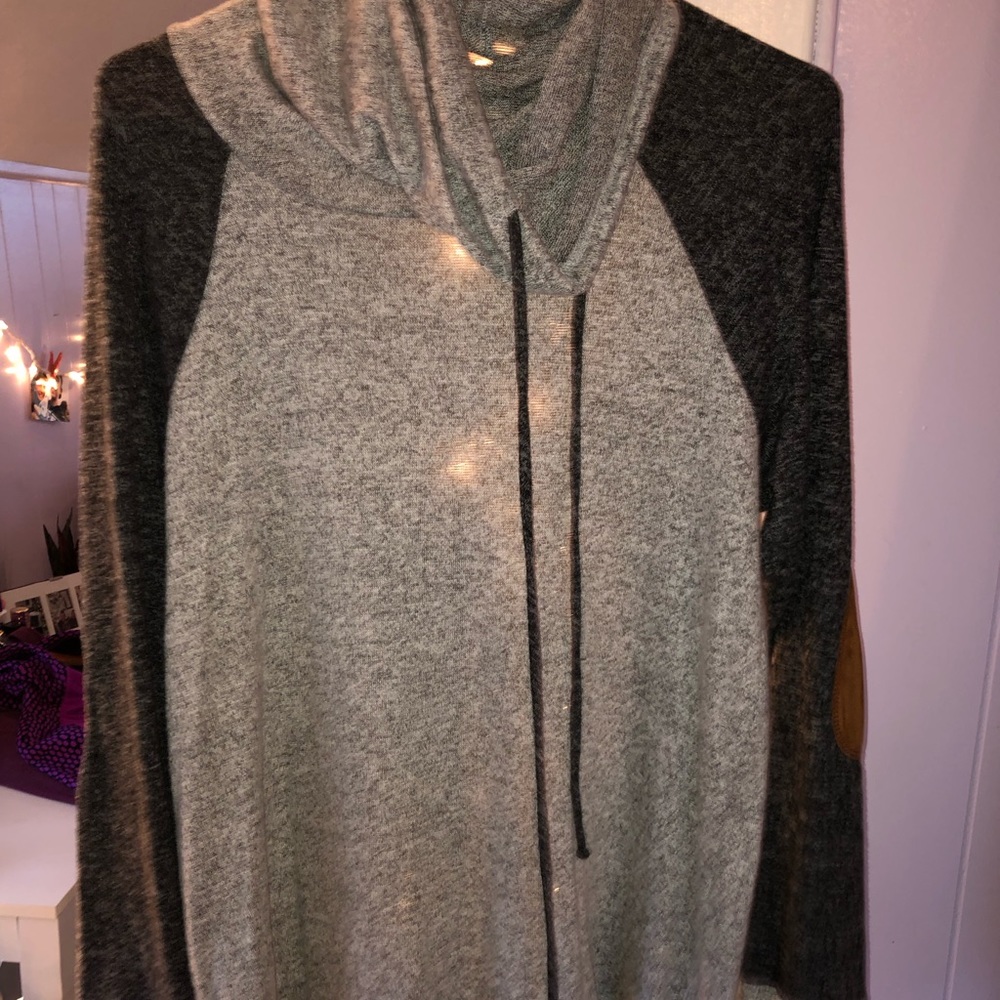 Gray Sweater/Sweatshirt